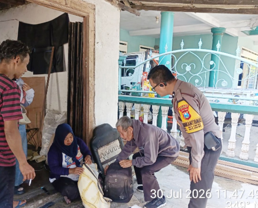 Respons Cepat Layanan Polisi 110, Polsek Wlingi Bantu Lansia Terlantar